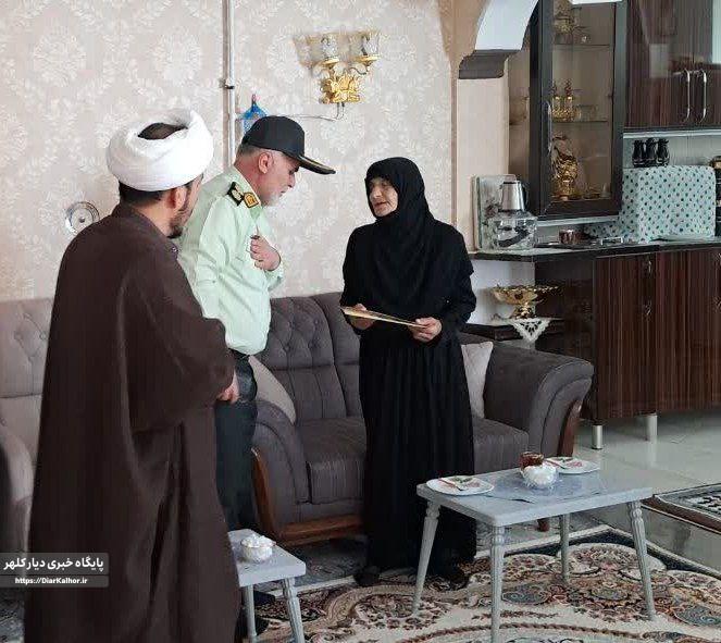 فرمانده انتظامی شهرستان گیلان غرب خانواده معظم شهدای انتظامی را تکریم کرد+عکس